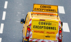 Voiture convoi exceptionnel